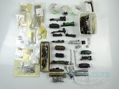 Lot 369 - A large quantity of unboxed OO gauge part...