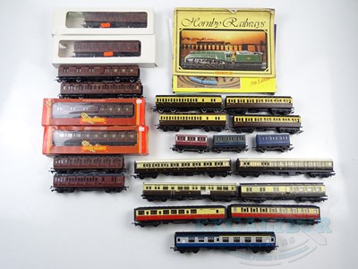 Lot 371 - A group of boxed and unboxed OO gauge...