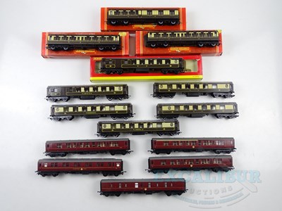 Lot 372 - A group of boxed and unboxed OO gauge...