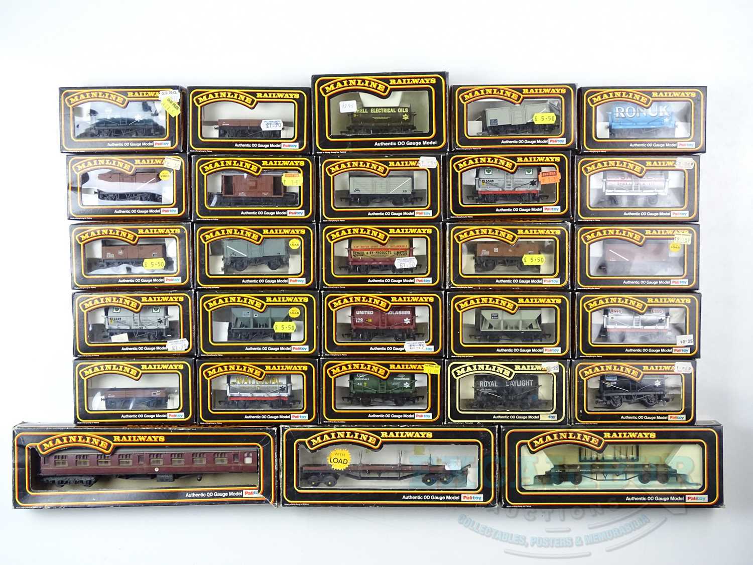 Lot 423 - A group of MAINLINE OO gauge wagons of various...