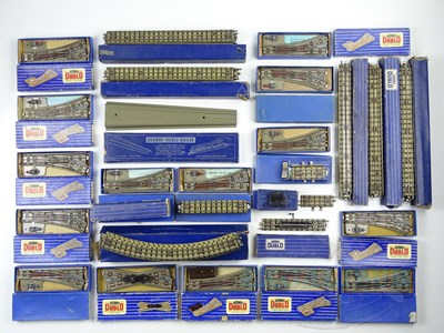 Lot 425 - A tray of HORNBY DUBLO OO gauge boxed 3-rail...