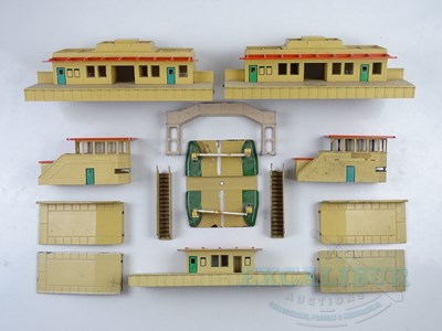 Lot 428 - A tray of unboxed HORNBY DUBLO OO gauge...