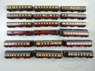 Lot 435 - A group of boxed and unboxed HORNBY DUBLO OO...