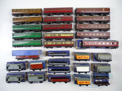 Lot 436 - A group of boxed and unboxed HORNBY DUBLO OO...