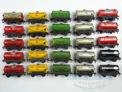 Lot 437 - A group of unboxed HORNBY DUBLO OO gauge tank...