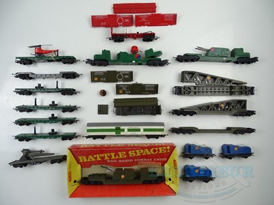 Lot 438 - A group of mostly unboxed TRI-ANG/HORNBY OO...