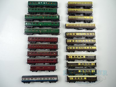 Lot 439 - A group of unboxed TRI-ANG OO gauge coaches -...