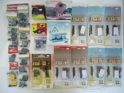 Lot 451 - A group of HORNBY OO gauge accessories...