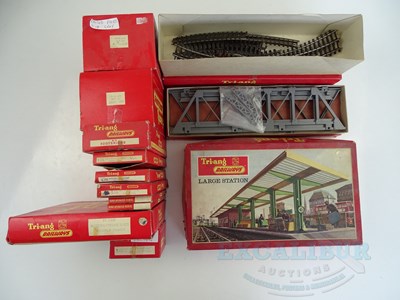 Lot 459 - A group of TRI-ANG OO gauge accessories - G in...