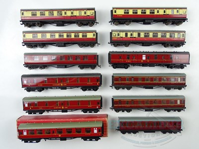 Lot 462 - A group of HORNBY DUBLO OO gauge coaches...