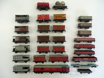 Lot 466 - A group of unboxed HORNBY DUBLO OO gauge...