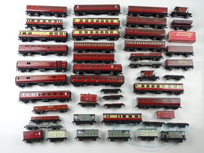 Lot 479 - A large group of unboxed HORNBY DUBLO OO gauge...