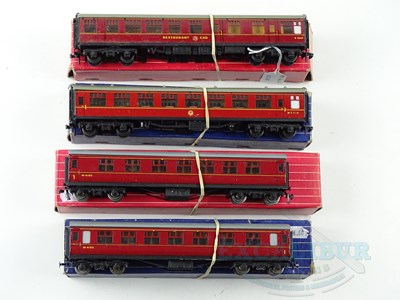 Lot 489 - A group of HORNBY DUBLO OO gauge corridor...