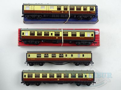 Lot 491 - A group of HORNBY DUBLO OO gauge corridor...