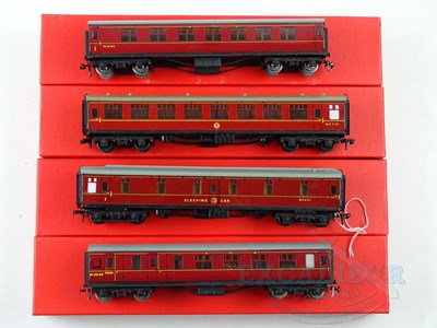 Lot 492 - A group of HORNBY DUBLO OO gauge corridor...