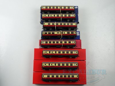 Lot 493 - A group of HORNBY DUBLO OO gauge corridor...