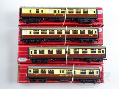 Lot 495 - A group of HORNBY DUBLO OO gauge corridor...