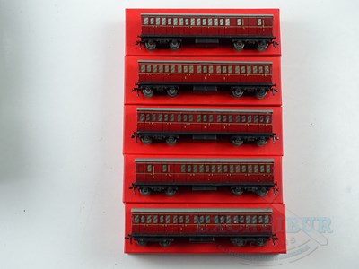 Lot 496 - A group of HORNBY DUBLO OO gauge suburban...