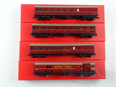 Lot 497 - A group of HORNBY DUBLO OO gauge suburban...