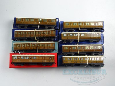 Lot 498 - A group of HORNBY DUBLO OO gauge Gresley teak...