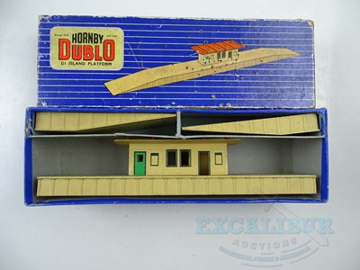 Lot 509 - A HORNBY DUBLO OO Gauge Island Platform Set in...