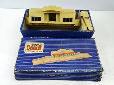 Lot 510 - A HORNBY DUBLO OO Gauge Through Station Set in...