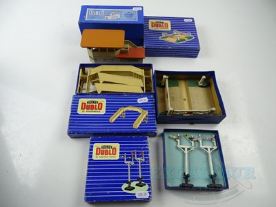 Lot 513 - A group of HORNBY DUBLO OO gauge buildings and...