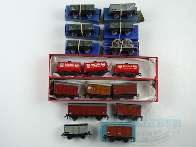 Lot 521 - A group of boxed and unboxed HORNBY DUBLO OO...