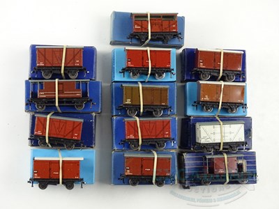 Lot 523 - A group of HORNBY DUBLO OO gauge wagons - G/VG...