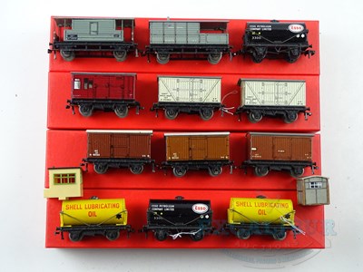 Lot 527 - A group of HORNBY DUBLO OO gauge wagons and...