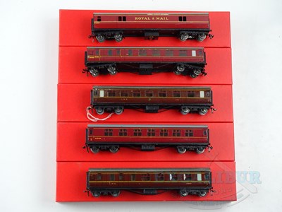 Lot 533 - A group of HORNBY DUBLO OO gauge corridor...