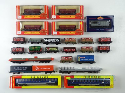 Lot 548 - A group of boxed and unboxed OO gauge wagons...