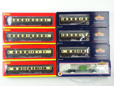 Lot 549 - A group of OO gauge Western region Mk 1...