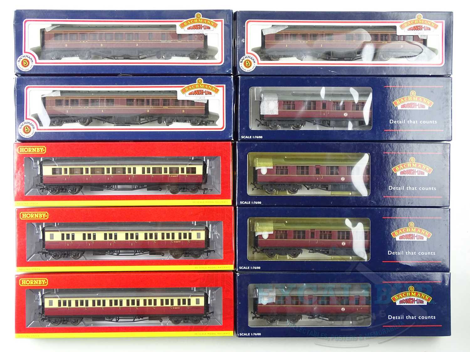 Lot 565 - A mixed group of OO gauge passenger coaches by...