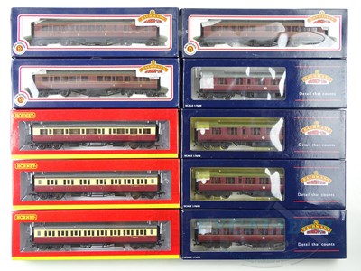 Lot 565 - A mixed group of OO gauge passenger coaches by...