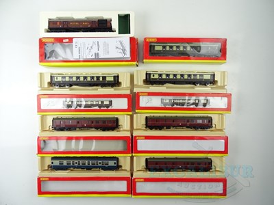 Lot 574 - A group of OO gauge passenger coaches by...