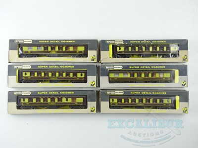 Lot 575 - A group of WRENN OO gauge Pullman cars - G/VG...