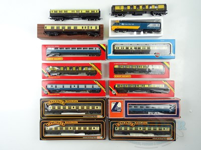 Lot 577 - A mixed group of boxed and unboxed OO gauge...