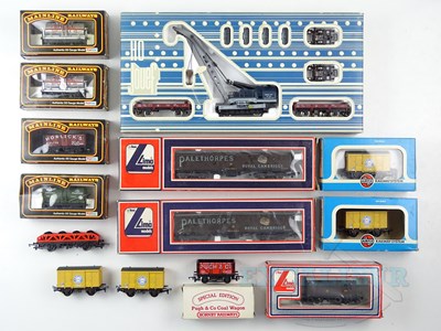 Lot 578 - A mixed group of boxed and unboxed OO gauge...