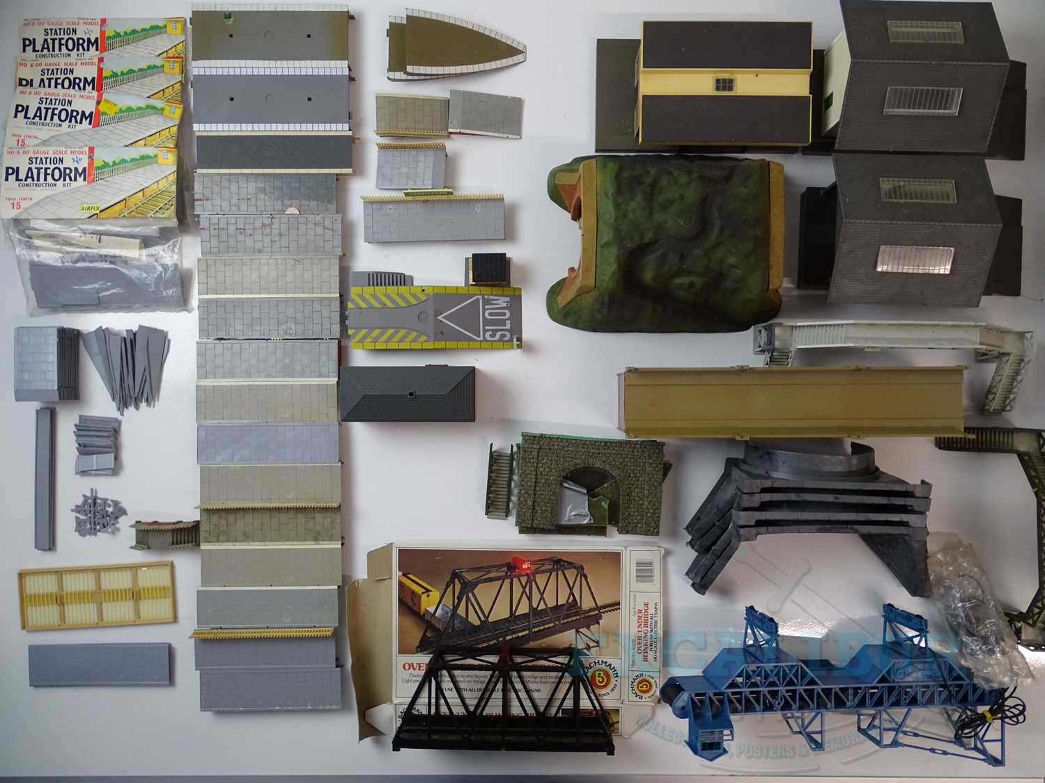 Lot 583 - A large quantity of OO gauge platforms,...