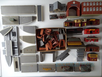 Lot 588 - A large quantity of OO gauge platforms,...