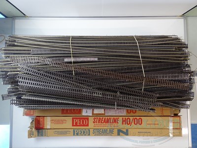 Lot 598 - A very large quantity of mostly flexible track...