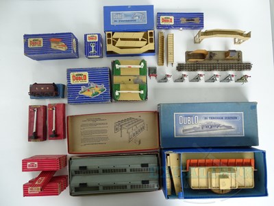 Lot 610 - A group of HORNBY DUBLO OO gauge buildings and...