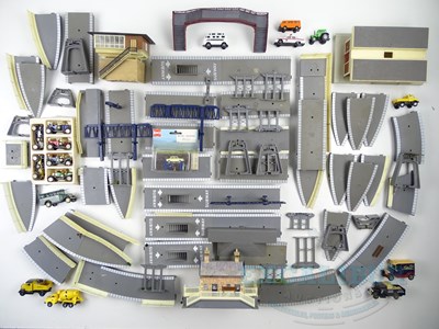 Lot 623 - A large quantity of OO gauge plastic stations...