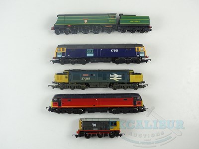 Lot 625 - A group of OO gauge diesel and steam...