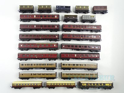 Lot 627 - A group of unboxed OO gauge coaches by HORNBY...