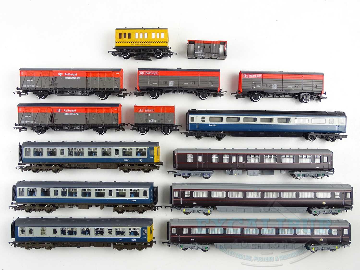 Lot 628 - A group of unboxed OO gauge wagons and coaches...