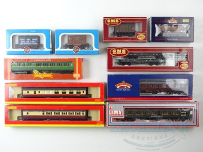 Lot 668 - A mixed group of OO gauge rolling stock by...