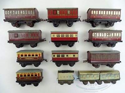 Lot 704 - A group of HORNBY and other O gauge items...