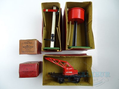 Lot 731 - A HORNBY O gauge crane truck together with...